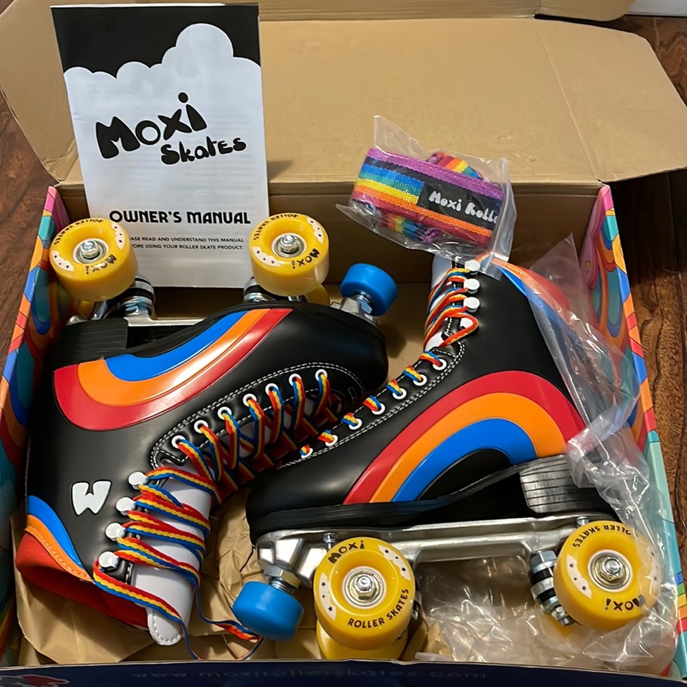 Moxi rainbow rider skates in black. Size 5. Includes free rainbow leash.